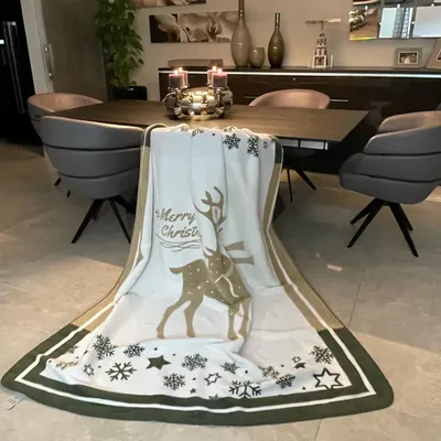 Produktbild von Weihnachts Kuscheldecke 150x200 – Zweiseitige Fleece Decke mit Weihnachtlichen Wintermotiven