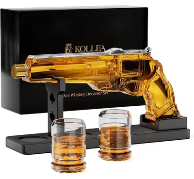 Immagine prodotto di Set regalo per whisky, composto da una caraffa e due bicchieri, realizzati a mano, con un supporto in legno. La caraffa ha una capacità di 230 ml e i bicchieri di 60 ml