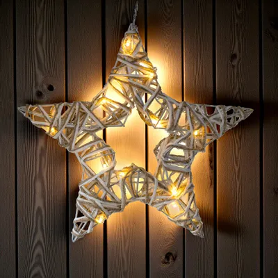 Immagine prodotto di Stella in rattan da appendere illuminata in bianco caldo con timer - 35 cm - Stella di Natale da appendere 15 LED a batteria