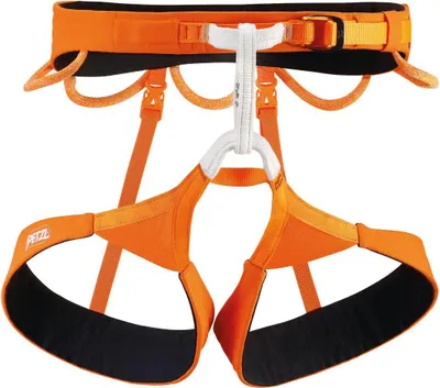Oranger Petzl Hirundos Klettergurt mit schwarzen Beinmanschetten und weißen Verstärkungen