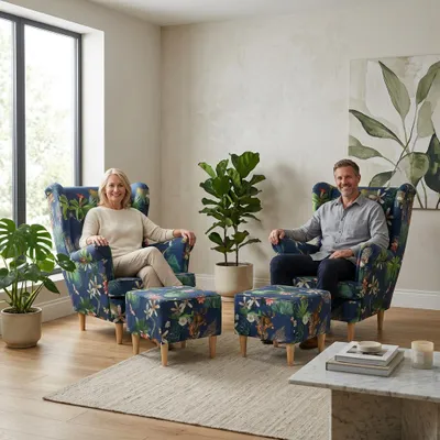 Produktbild von 2er-Set Ohrensessel ARI Print – mit Hocker, Blumenmuster, Blau, Family Meble, KI-generiertes Bild