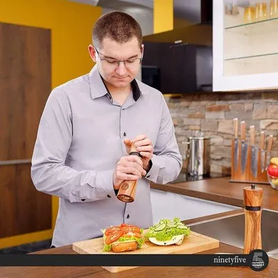 Produktbild von Famanu Pepermühle Set aus Akazienholz - Zsalt- und Pfeffermühle mit Untersetzer und Löffel - 21 cm