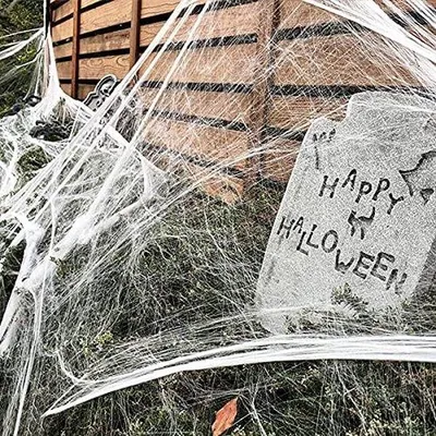 Obrázek produktu pro Halloweenská dekorace – 1000 m² černé pavučiny s 30 umělými pavouky pro vnitřní i venkovní použití