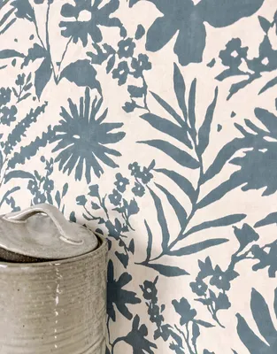 Produktbild von NEWROOM Tapete Blau Vliestapete Blumen - Mustertapete Floral Taubenblau Hellgrau Blüten Blätter Blumentapete Romantisch Natur