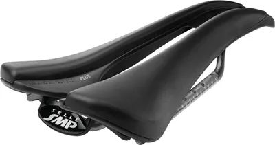 Image de Selle SMP EVO 140 Plus Carbon, noire, unisexe, 140x267 mm, environ 184 g.