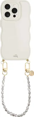 Produktbild von Glossy Wavy Cord Hülle Beige - Pearlfection (Kurze Handykette)  - Kompatibel mit iPhone 13 Pro