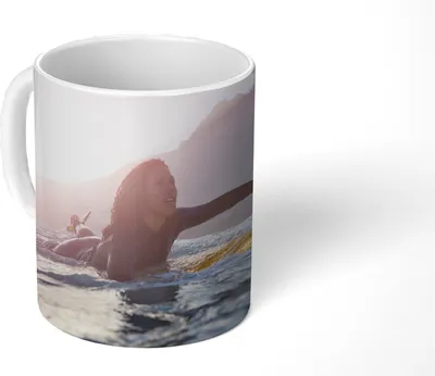 Produktbild von MuchoWow® Tasse Kaffeetasse Kaffeebecher 350 ml Surferin paddelt Teetasse - Fototasse - Becher - Keramikbecher - Teebecher - Kaffeetasse - Bürotasse