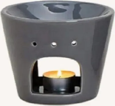 Eine graue Keramik-Duftlampe mit konischer Form und einer breiten Öffnung oben.