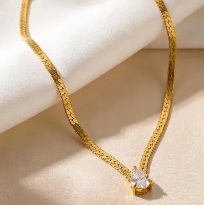 Produktbild von Lundholm Ariane Halskette Damen Vergoldet – Flache Gliederkette mit Zirkonia Tropfen Anhänger – Premium Edelstahl Gold PVD – Hypoallergen