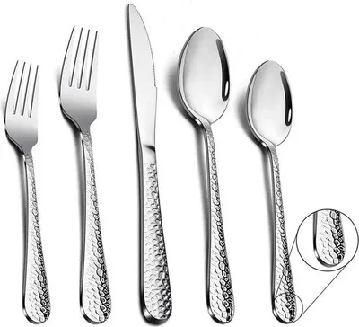 Image de Service de couverts en acier inoxydable avec manches martelés, adapté à un usage domestique, au camping et à la restauration. Surface polie miroir, lavable au lave-vaisselle.