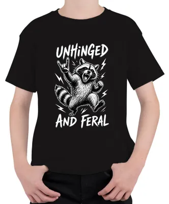 Immagine prodotto di T-shirt "UNHINGED AND FERAL", con scritta "Waschbär Rocker Trash Statement" e elementi punk, colore nero, taglia 128