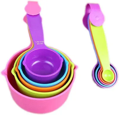 Imagen del producto de Ibenzoa®: Juego de 10 piezas que incluye vasos y cucharas medidoras: 6 vasos medidores (15/30/60/100/150/250 ml) y 4 cucharas medidoras (12/20/25/30 cm), fabricado en plástico libre de BPA, apto para lavavajillas, resistente hasta 120°C, de colores variados