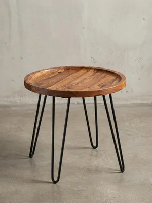 Freigestellter Couchtisch mit runder Holzplatte (45x45x40 cm) und drei schwarzen Haarnadelbeinen. Kompaktes Design aus Massivholz und Metall für moderne, kleine Wohnzimmer._#sku_BARWL5.961#