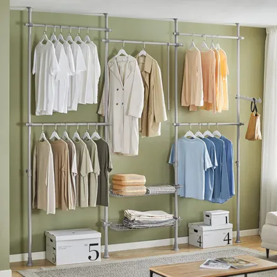 Wohnzimmer-Einrichtung mit dem grauen SoBuy Garderobenständer KLS04-HG und Regalen