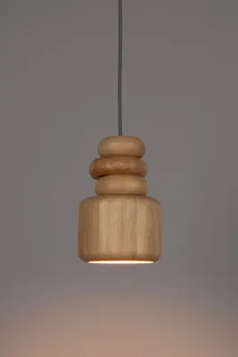 Pendelleuchte Dicky mit rundem Holzschirm aus Gummibaumholz in Natural Oak, Gesamtansicht mit Aufhängung.