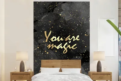 Produktbild von MuchoWow® Fototapete für Wohnzimmer oder Schlafzimmer Wandtapete Vinyl Motivtapete Zitate - Magie - Gold - Schwarz - 195x300 cm - Das Hintergrundbild