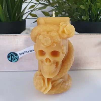 Produktbild von Bienenwachskerze Totenkopf Kerze mit Schlange 10 cm
