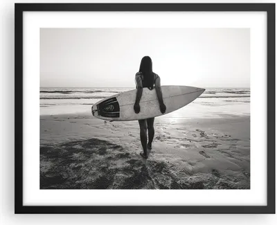Produktbild von Gerahmtes Poster - Schwarzer Rahmen - Frau Strand Surfen - 50x40 cm - Wand Bild - Wanddeko - Wandbilder - Kunstposter - Wandposter - Bilderrahmen - Bilder - Kunstdruck - P2BAA50x40-5036