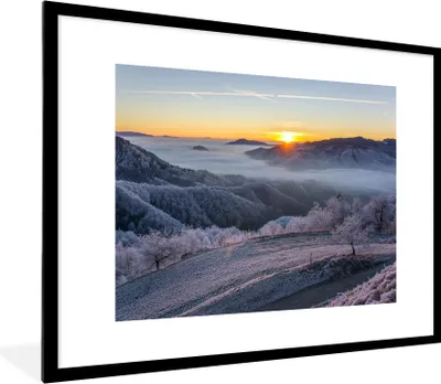 Produktbild von MuchoWow® Gerahmtes Poster Winter - Berge - Sonne - Abend 80x60 cm - Poster mit Schwarzem Bilderrahmen Wandposter Rahmen Foto Bilder - Schlafzimmer-Dekorationen - Fotoposter
