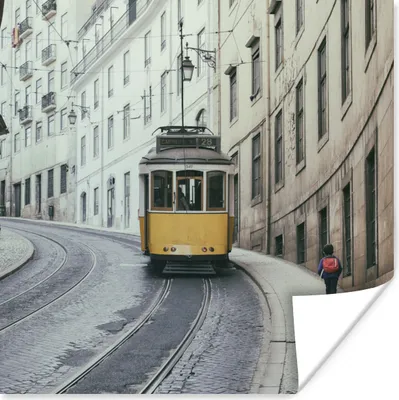 Produktbild von MuchoWow® Poster Die gelbe Straßenbahn fährt die steilen Straßen von Lissabon hinauf 100x100 cm - Babyzimmer