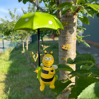 Produktbild von Gartenfiguren - Süße Biene mit Regenschirm zum Aufhängen im Baum - Deko Tierfiguren 24 cm groß
