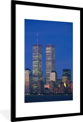 Produktbild von MuchoWow® Gerahmtes Poster Das World Trade Center umgeben von der Stadtlandschaft von New York am Abend 60x90 cm - Poster mit Schwarzem Bilderrahmen Wandposter Rahmen Foto Bilder - Dekoration - Wandposter Wohnzimmer - Hochwertig