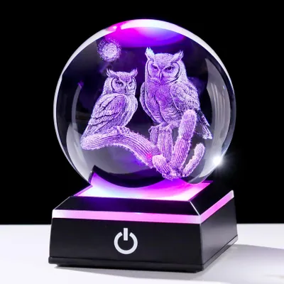 3D Uil Kristallkugel 8 cm mit LED-Lichtbasis, Lasergraviert