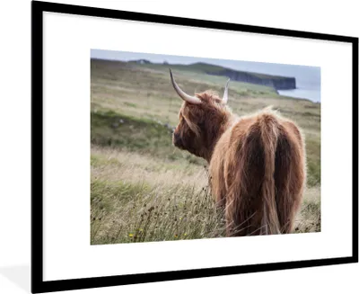 Produktbild von MuchoWow® Gerahmtes Poster Schottische Highlander - Natur - Meer 90x60 cm - Poster mit Schwarzem Bilderrahmen Wandposter Rahmen Foto Bilder - Wanddekoration - Fotos