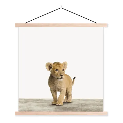 Produktbild von MuchoWow® Textilposter Löwe - Junge - Kinder - Jungen - Tiere - Mädchen 60x60 cm mit holzfarbenen Rahmen - Wanddekoration