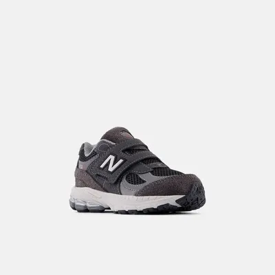 Produktbild von New Balance Junior 2002 Sneakers Schwarz aus Mesh und Wildleder mit Dämpfung und Halt