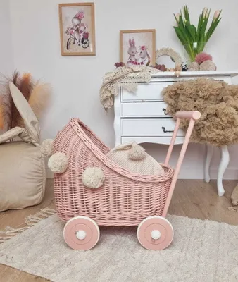 Produktbild von WikliBOX - Puppenwagen aus Korbgeflecht, schmutziges Rosa mit Pompons und Bettwäsche - 45x30xH48
