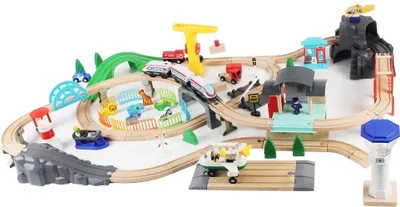Produktbild von Banditen & Engel Holzeisenbahn-Set zum Thema Transport, 100-teilig, ab 3 Jahren, für Jungen und Mädchen – Eisenbahnset aus Holz inklusive Zubehör – 100-teiliges Set mit Holzeisenbahnschienen, Zug, Kran, Flugzeug und Hubschrauber