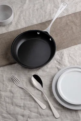 Productafbeelding van Pinti Audrey Padella antiaanbaklaag, 28 cm – Aluminium, geschikt voor inductiekookplaten, met een design handvat van staal