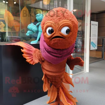 Produktbild von Rostfarbener REDBROKOLY Betta-Fisch Maskottchen Kostüm charakter bekleidet mit einem langärmligen T-Shirt und Schal-Clips