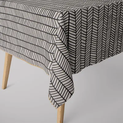 Produktbild von SCHÖNER LEBEN. Tischdecke Fischgrätmuster abstrakt weiß schwarz Größe 130x240cm