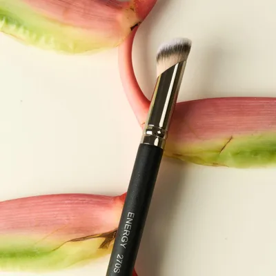 Imagen del producto de ENERGY 270s: Pincel biselado para corrector, ideal para ojeras y para una cobertura precisa