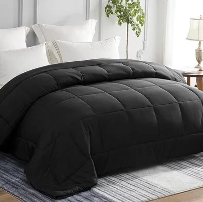 Produktbild von Schwarze, 220 x 240 cm große, atmungsaktive und superweiche Steppdecke aus 100 % Mikrofaser für alle Jahreszeiten, ohne Bezug und waschbar bei 30°C.
