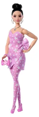 Produktbild von Barbie Deluxe Style Modepuppe Nr 11 in rosa Denim-Kleid mit Sternenaufdruck, zu Knoten gebundenes schwarzes Haar, Modepuppe, Weiblich, 4 Jahr(e), Junge/Mädchen, 295 mm, Mehrfarbig