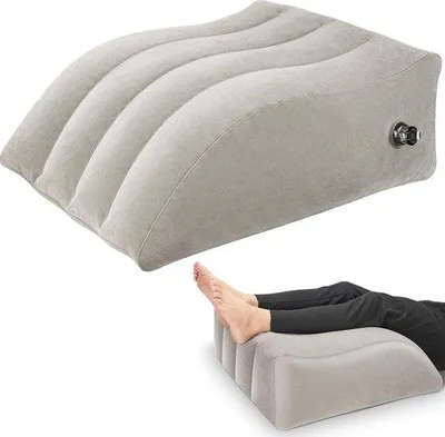 Obrázek produktu pro Uniqoos® Nafukovací polštář pod nohy, 45°, pro podepření nohou, PVC s plyšovým povrchem, 63 x 50 x 24 cm – V-tvarový polštář podporuje prokrvení a snižuje otoky