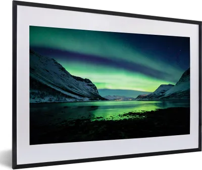 Produktbild von MuchoWow® Gerahmtes Poster Nordlicht - Norwegen - Eis - Gelb - Berg - Wasser - Schnee 60x40 cm - Poster mit Schwarzem Bilderrahmen Wandposter Rahmen Foto Bilder - Schlafzimmer - Plakat in Rahmen - Drucken
