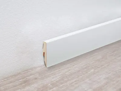 Produktbild von Meister | 2,38 m | Weiß 324 Sockelleiste Nachbildung Profil, Glänzende Sockelleisten, Stabile MDF Sockelleisten, Montagefreundliche Cliptechnik, Hochwertige Laminatfolie, Kabelführung