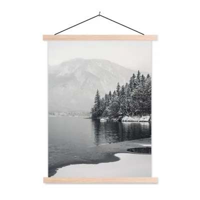 Produktbild von MuchoWow® Textilposter Wasser - Winter - Natur - Kiefernbaum 60x80 cm mit holzfarbenen Rahmen - Wandbild