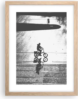 Produktbild von Gerahmtes Poster - Rahmen in heller Eiche - Schwarzweiß Radfahrer Einsamkeit - 30x40 cm - Wand Bild - Wanddeko - Wandbilder - Kunstposter - Wandposter - Bilderrahmen - Bilder - P2NPA30x40-4479