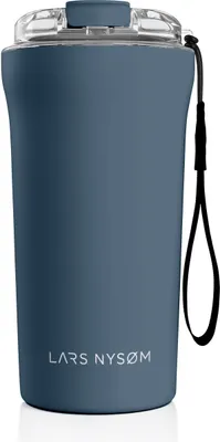 Produktbild von LARS NYSØM Thermo Kaffeebecher-to-go mit Trageschlaufe & Tritan Deckel | BPA-freier Travel Mug 0,5 Liter mit Isolierung (Blue Stone, 500ml)