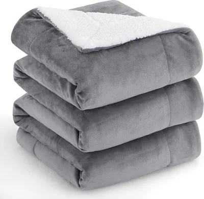 Produktbild von Dicke Gemütliche Flauschige Wohndecke Grau Extra Warme Decken für den Winter Sofadecke 220x240cm XXL Wohnzimmerdecke aus Hochwertigem Sherpa Fleece Weiche Hellgraue Wohndecke