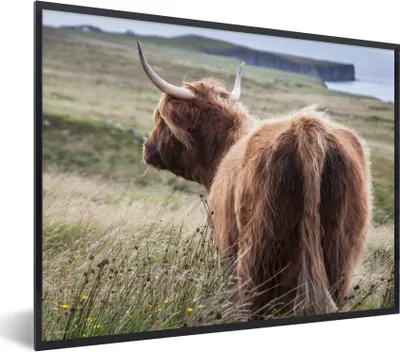 Produktbild von MuchoWow® Gerahmtes Poster Schottische Highlander - Natur - Meer 80x60 cm - Poster mit Schwarzem Bilderrahmen Wandposter Rahmen Foto Bilder - Schwarzem - Mit Gestell