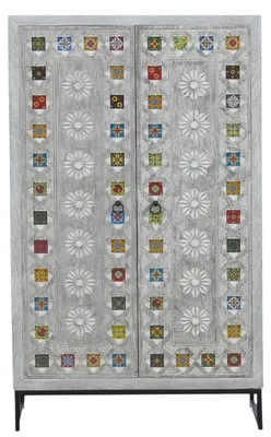 Imagen del producto de Armario Kahir con estantes interiores, en diseño boho, con acabados en blanco y colores, completamente montado, de 150 cm
