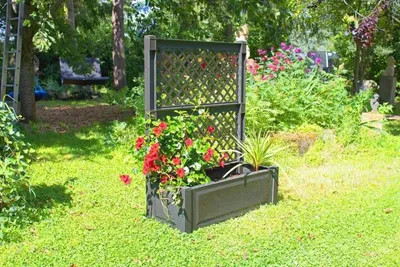 Zdjęcie produktu dla Sadzarka KHW 100 cm z kratką, wymiary szer. 100 x gł. 43 x wys. 140 cm, wysokiej jakości tworzywo sztuczne, stabilna, odporna na warunki atmosferyczne/UV. Kolor: antracyt