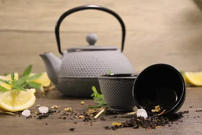 Produktbild von Gusseiserne Teekanne, 0,8 l, mit abnehmbarem Sieb, Teekanne mit Untersetzer und 2 Teetassen, Vintage-Design für die Zubereitung von losem Tee, grau