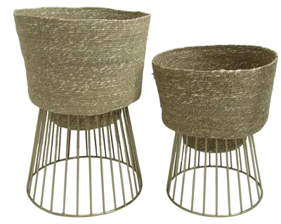 Produktbild von DRW Set mit 2 Pflanzgefäßen mit Korbfuß und Metall in Natur und Gold, 28 x 28 x 42 und 24 x 24 x 33 cm